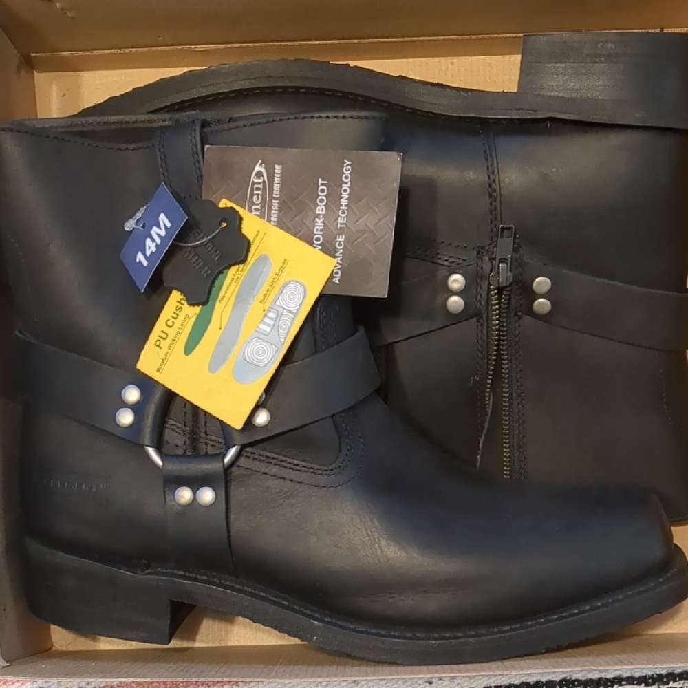 Black Boots with Comfortable Fit and Stylish Design